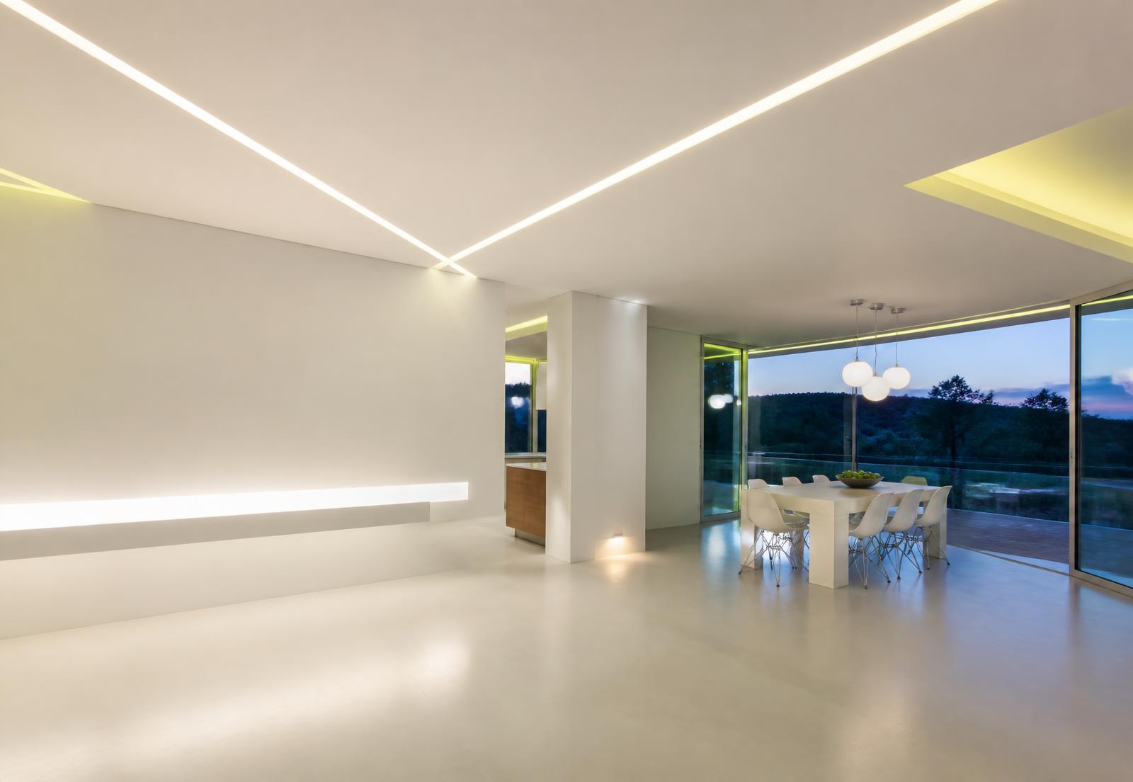 Interior modern iluminat cu linii LED încastrate